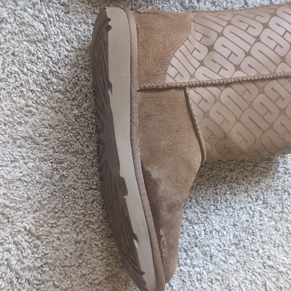 Ugg classic Short 2 Beige‎ logo Boots. Size 6